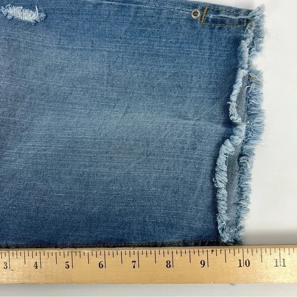 NWT KENSIE Jeans Women’s Bermuda Blue Jean Shorts Sz 6/28 Medium Wash Distressed - Picture 14 of 14